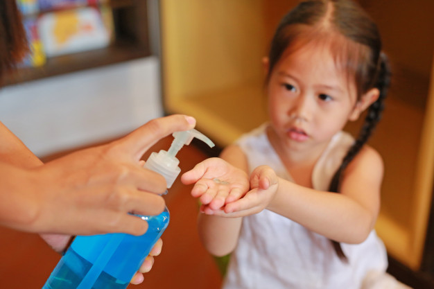 Efektif Cegah Virus, tapi Amankah Bayi Pakai Hand Sanitizer