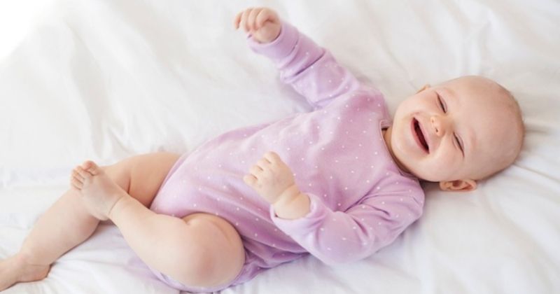 Sering Membasahi Baju, Ini Alasan Bayi Suka Main Air Liur