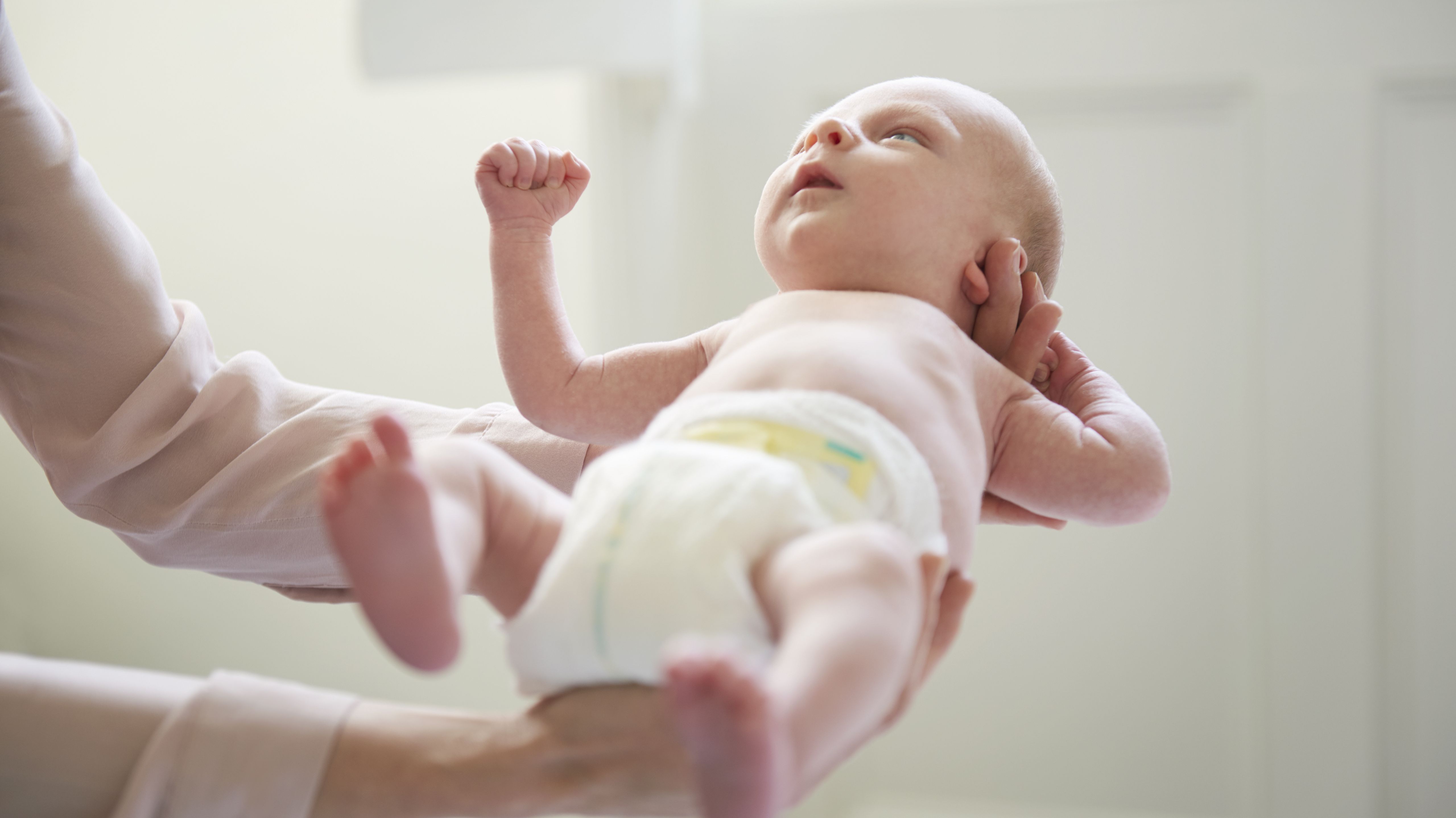Bayi Baru Lahir Sering Kagetan, Bahayakah?