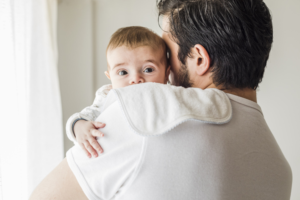 Mengetahui Pentingnya Menyendawakan Bayi