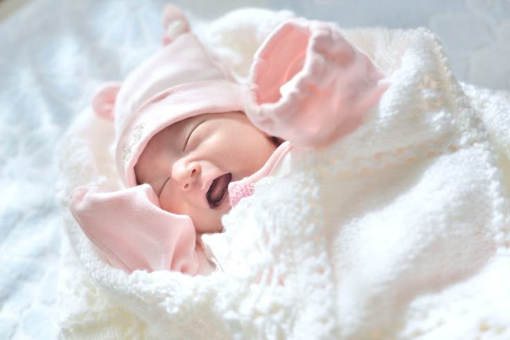 Cara Merawat Bayi Baru Lahir di Rumah Jika Tak Punya Babysitter