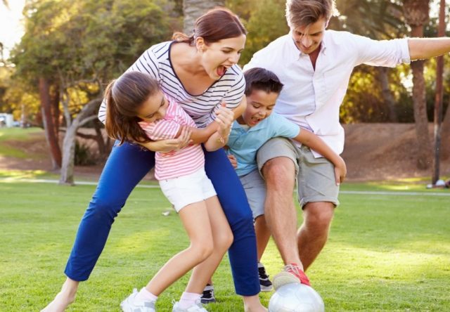 Moms, Ini Manfaat Mengajak Anak Bermain di Luar
