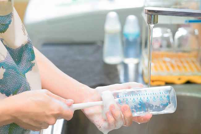 Cara Tepat Membersihkan Botol Susu Bayi yang Perlu Diketahui Moms