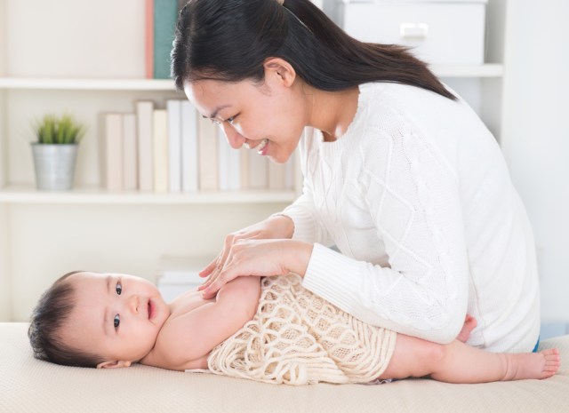 Yang Perlu Moms Tahu Soal Penggunaan Minyak Telon untuk Anak