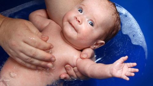 Saat Bayi Kena Eksim, Mandi Rutin Tak Masalah Jika Dilakukan Seperti Ini