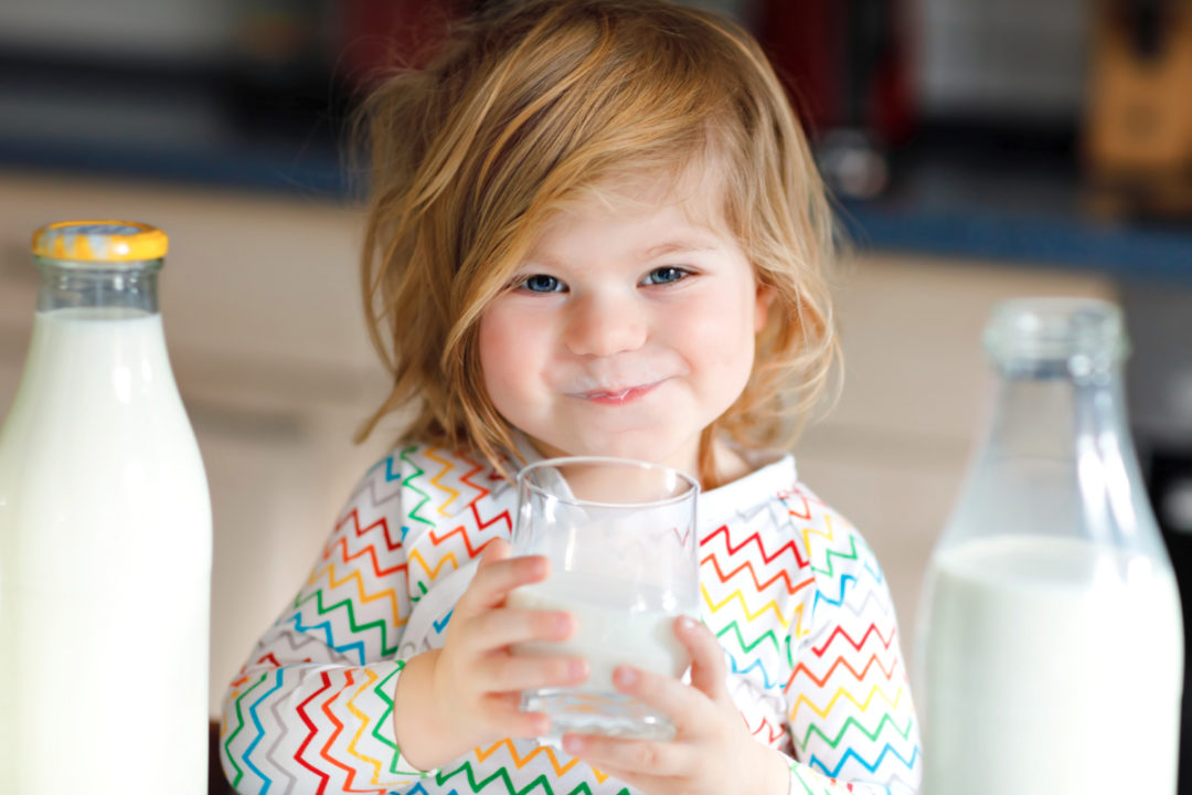 Mommy Khawatir Jika Sikecil Hanya Mau Minum Susu Dari Pada Makan? Lalu Bagaimana?