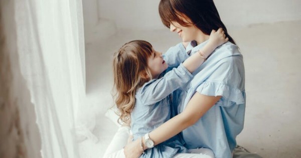 Begini Cara Mengatasi Anak Tak Mau Lepas Dari Orang Tua!