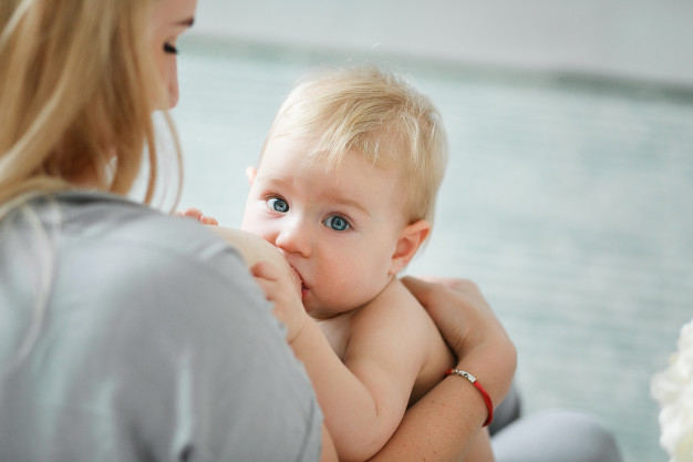 Benarkah Bayi Bisa Alergi ASI? Mama Wajib Tahu Penyebabnya!
