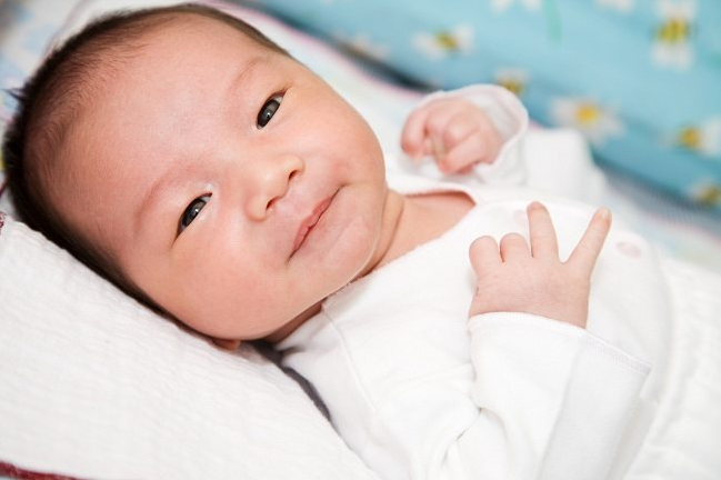 Bayi 2 Bulan, Merespons dengan Senyuman