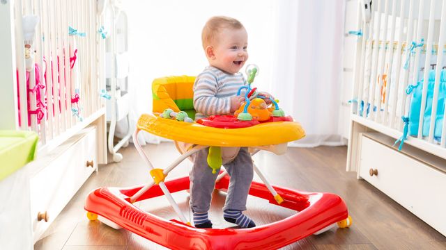 Perlukah Baby Walker untuk Melatih Anak Berjalan?