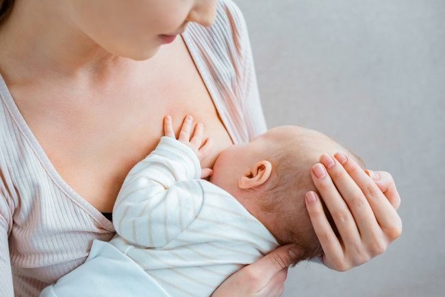 4 Tips Nyaman Menyusui Saat Bayi Sudah Tumbuh Gigi