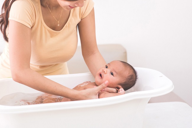 Siapa Sangka, Ternyata Ada Banyak Manfaat ASI untuk Mandi Bayi