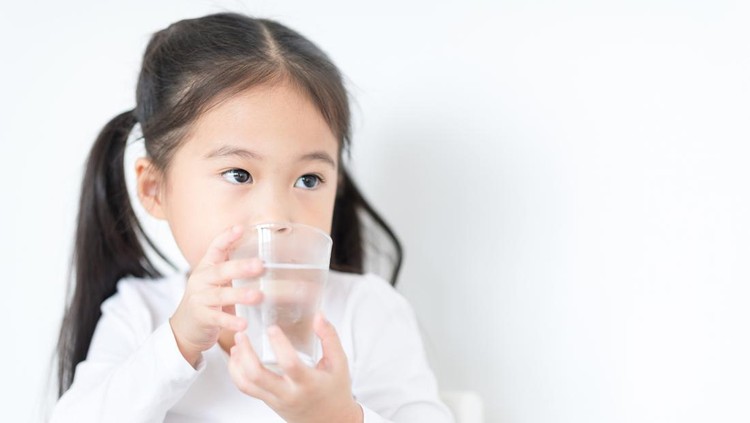 7 Tanda Anak Kurang Minum Air Putih yang Perlu Diwaspadai Orang Tua