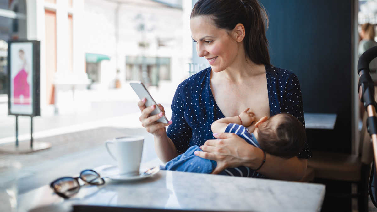 Bahaya Bunda Main Handphone Saat Menyusui, Radiasinya Rusak DNA Bayi