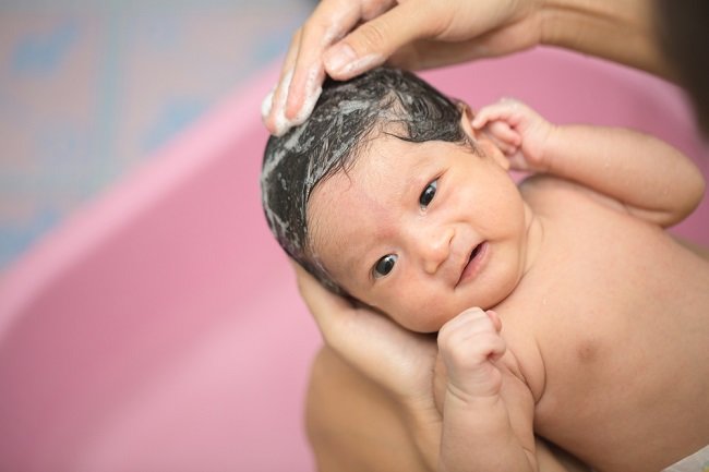 Bolehkah Bayi Mandi Saat Sedang Demam?