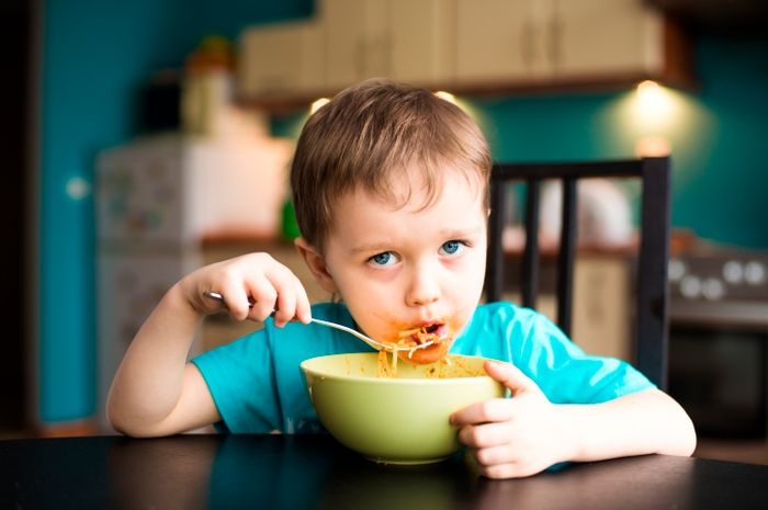 Solusi Mengatasi Anak yang Suka Mengemut Makanan!