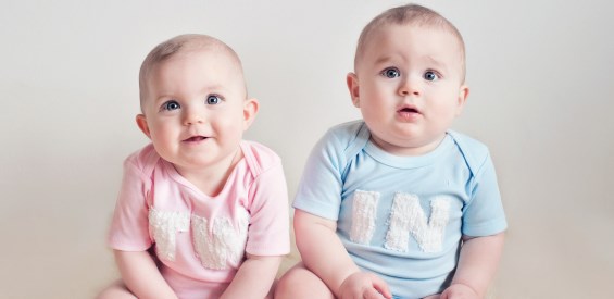 Tips Memiliki Anak Kembar yang Lucu