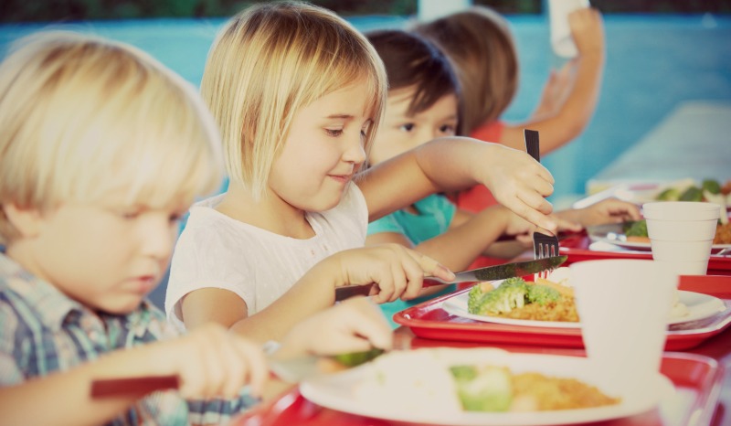 Pilih Makanan Sehat Saat Mengajak Anak Ke Restoran