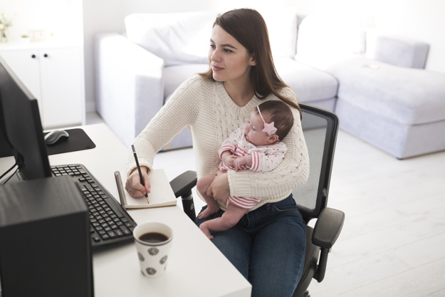 9 Tips Menyeimbangkan Pekerjaan dan Merawat Bayi