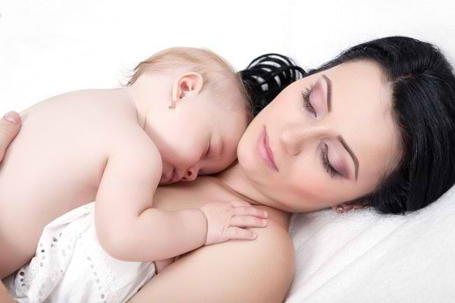 4 Manfaat Skin to Skin untuk Bayi yang Sayang Dilewatkan