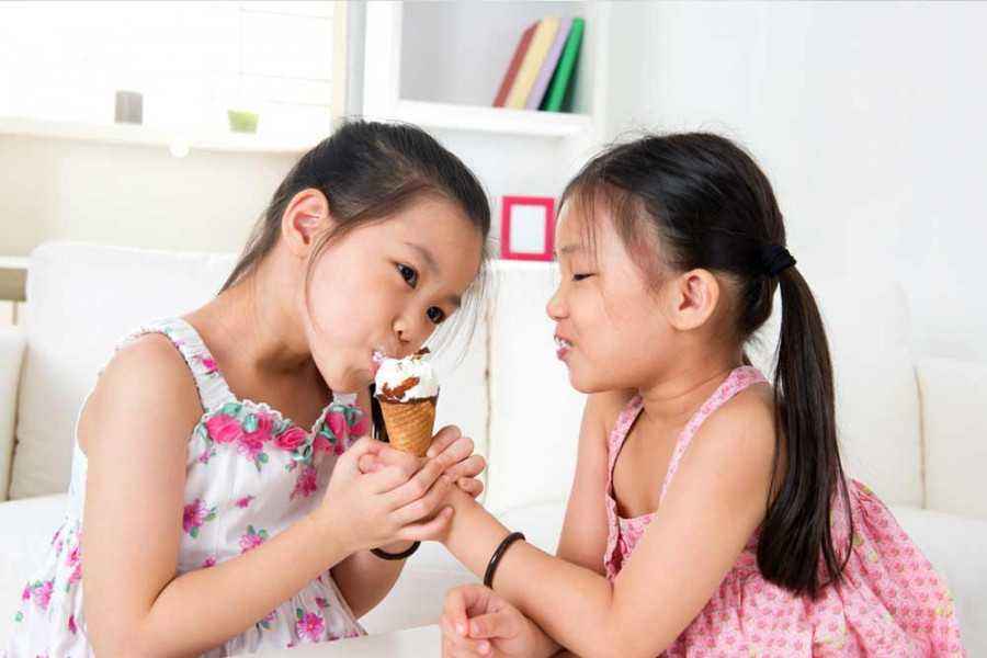Mengajarkan Anak Tentang Pentingnya Berbagi dengan Orang Lain