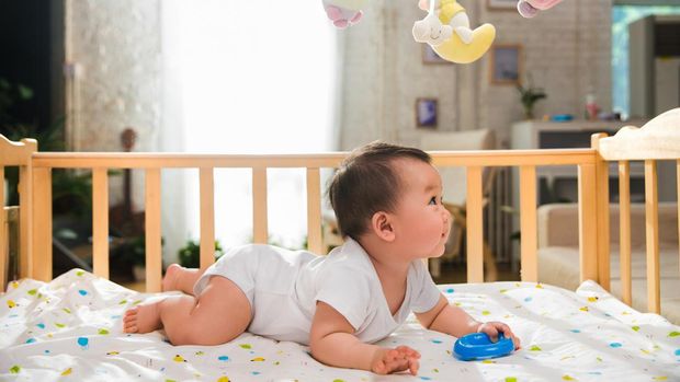 Usia Berapa Kepala Bayi Bisa Tegak saat Tummy Time?