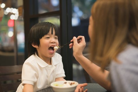 Mengatasi Anak Makan Yang Suka Lari-Larian
