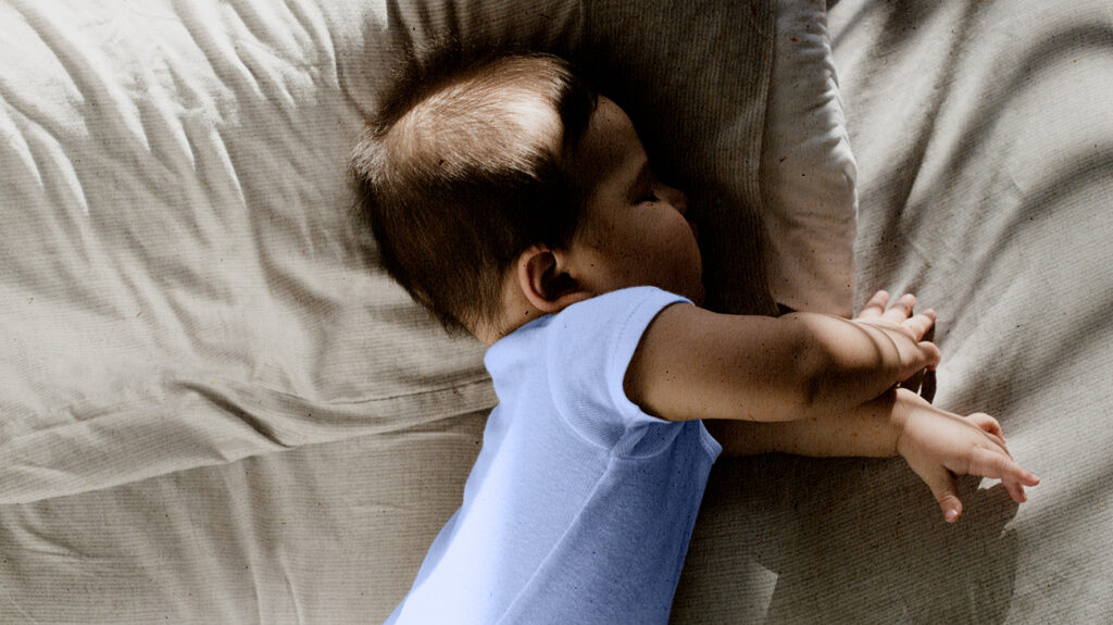 Apakah efek penggunaan bantal yang terlalu dini pada bayi?