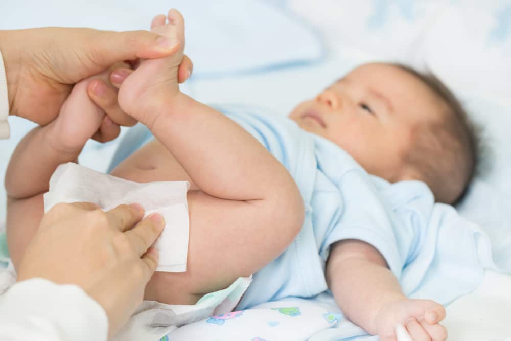 Benarkah Makanan yang Moms Konsumsi bisa Sebabkan Diare pada Bayi