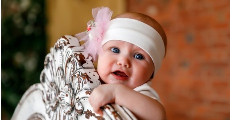 5 Bahaya Memakaikan Headband pada Bayi, Bisa Hambat Pertumbuhan