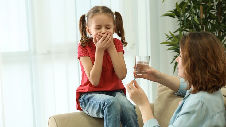 7 Cara Membujuk Anak untuk Minum Obat, Dijamin Tanpa Drama