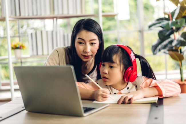 Tips mengenalkan gadget pada anak