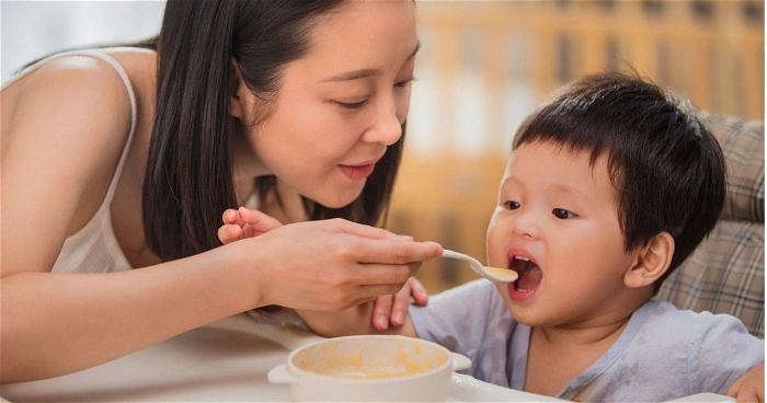 Mengapa Tidak Boleh Meniup Makanan Anak?