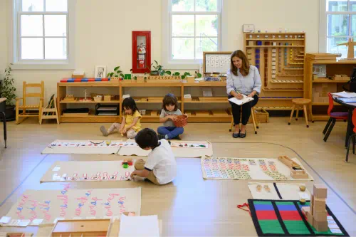 Ketahui Perbedaan Sekolah Biasa & Montessori