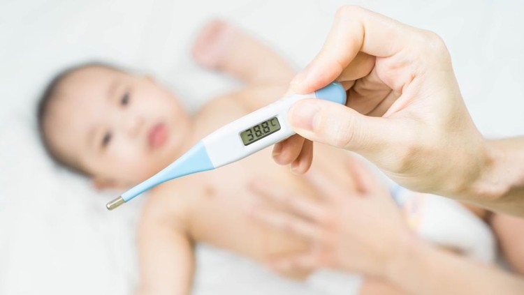 7 Cara Menurunkan Panas pada Bayi 1 Tahun yang Aman dan Ampuh