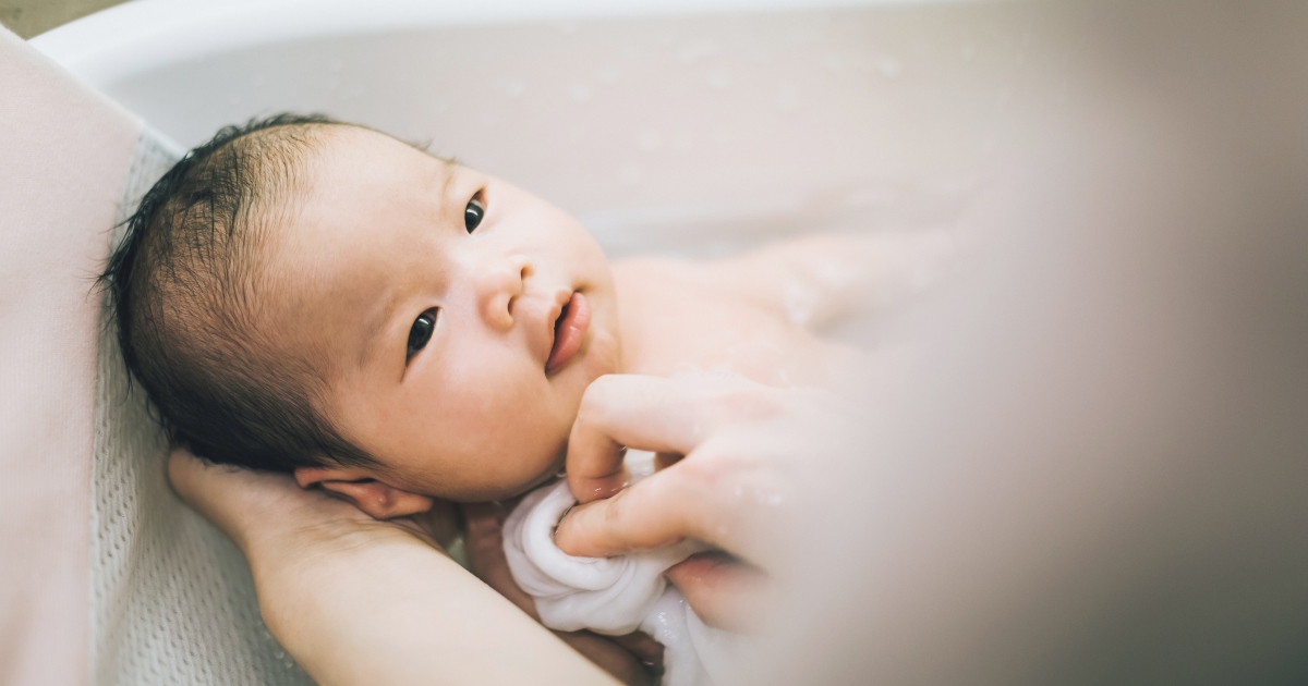 Bayi Tidak Perlu Mandi 2x Sehari loh Mom! Mitos atau Fakta?