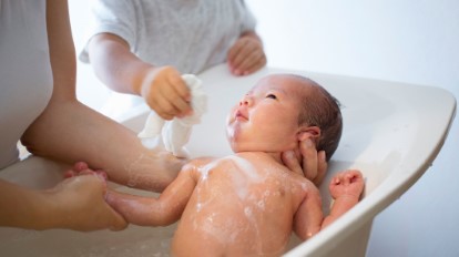 Cara Memandikan Bayi yang Wajib Diketahui Nih Moms