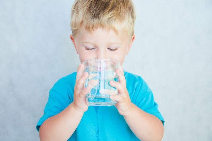 Inilah 5 Tanda Si Kecil Kurang Minum Air Putih