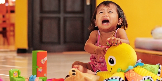 Tegas Tanpa Melukai, Ini 3 Tips Menghadapi Si Kecil yang Cengeng