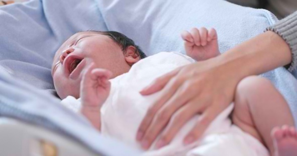 Moms & Dad, Ini Tanda Bayi Mengalami Stimulasi Berlebihan