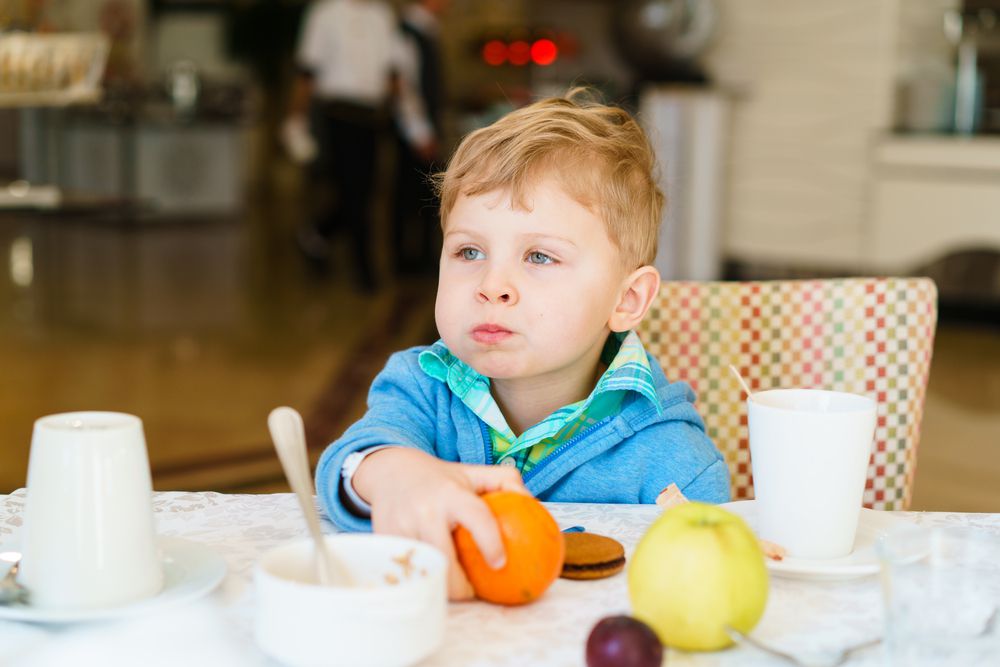 Mengapa Anak Sering Mengemut Makanan?