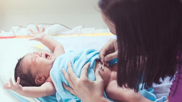 7 Cara Memandikan Bayi Baru Lahir yang Belum Puput Pusar