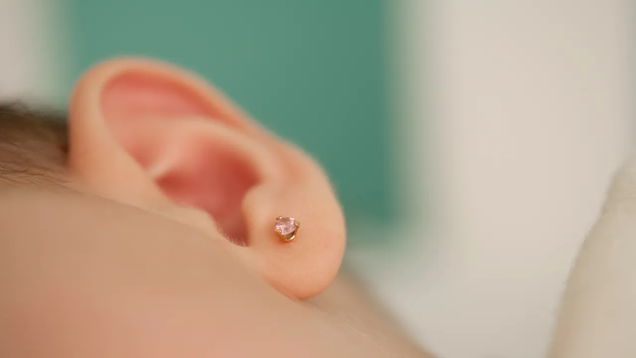 Apakah Bayi Baru Lahir Boleh Menggunakan Anting Emas?