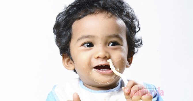 Anak Baru Lahap Makan jika Disuapi Sambil Jalan-Jalan? Yuk, Baca Artikel ini.