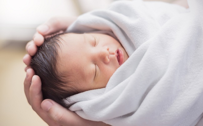 Penyebab dan Penanganan Jerawat Bayi