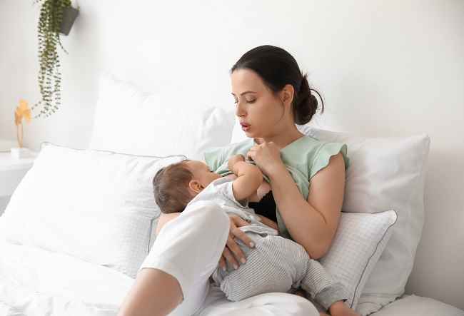 10+ Cara Meredakan Payudara Sakit saat Menyusui, Moms dan Bayi Jadi Nyaman!