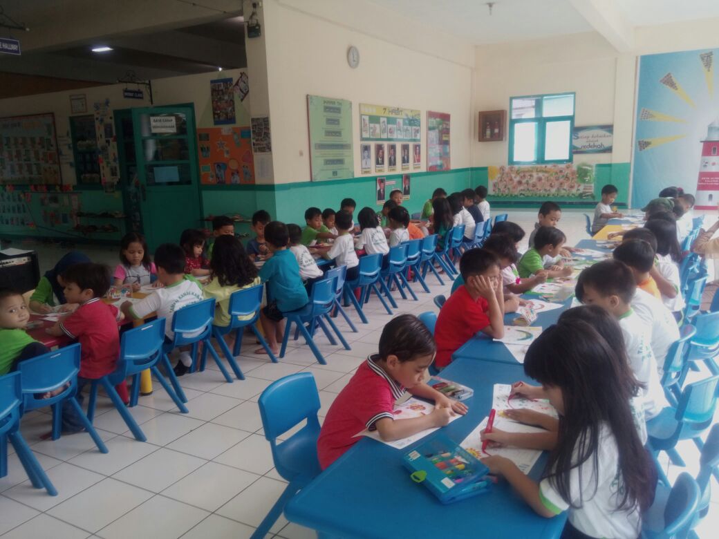 LOMBA MEWARNAI